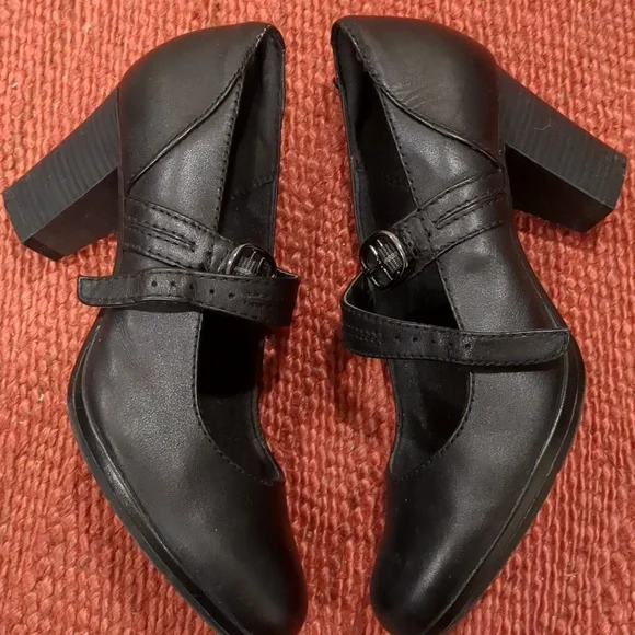 Clarks Leather Black Mary Jane Heels - Picture 5 of 10